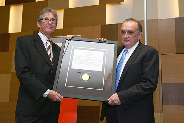 Dr Dale Anderson, of JCU Singapore receiving a prestigious award from the Australian Chamber of Commerce Singapore (AustCham)