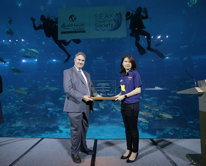 Ms Michelle Choo presenting a plaque to Professor Ken Greenwood