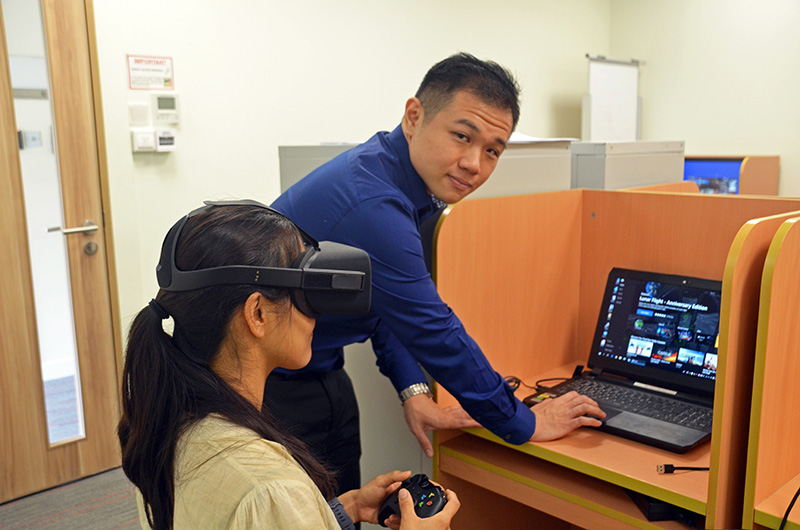Victor demonstrating his VR research procedure with his research advisor, Dr McConnell