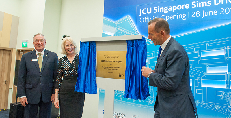 PM Tony Abbott unveils plaque with Chancellor and Vice-Chancellor